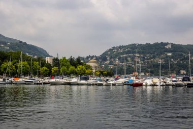 Como, İtalya - 15 Haziran 2017: Arka planda Geleneksel Renkli Binalarla Como Limanı 'ndaki Teknelerin Görünümü