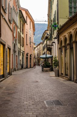 Como, İtalya - 14 Haziran 2017: Como Şehir Merkezi 'nde Yürüyen İnsanlar