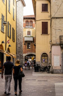 Como, İtalya - 15 Haziran 2017: Como Şehir Merkezi 'nde Yürüyen İnsanlar