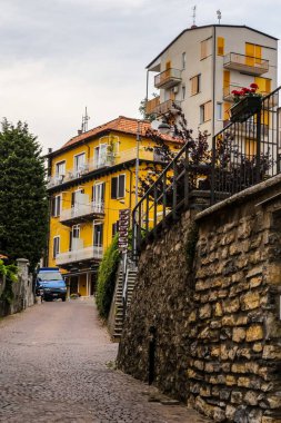 Como, İtalya - 14 Haziran 2017: Como Gölü 'ndeki Geleneksel Renkli Binalar