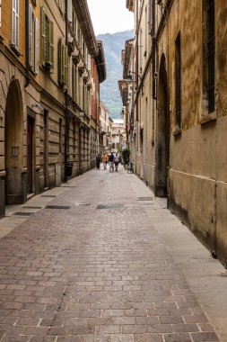 Como, İtalya - 14 Haziran 2017: Şehir Merkezi 'nde Yürüyen İnsanlar
