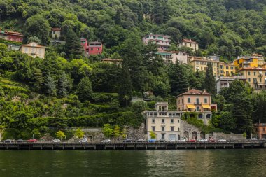 Como, İtalya - 15 Haziran 2017: Güneşli bir günde Como Gölü 'ndeki Geleneksel Renkli Evlere Bakış
