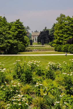 Milan, İtalya - 13 Haziran 2017: Güneşli bir günde Milano 'daki Sempione Park manzarası