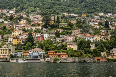 Como, İtalya - 15 Haziran 2017: Güneşli bir günde Como Gölü 'ndeki Geleneksel Renkli Evlere Bakış