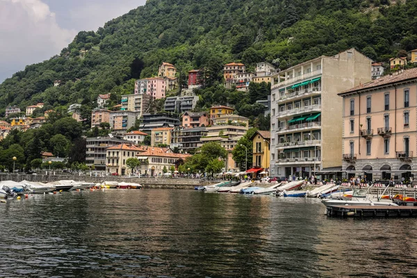Como Itálie Června 2017 Pohled Tradiční Barevné Budovy Jezeře Como — Stock fotografie