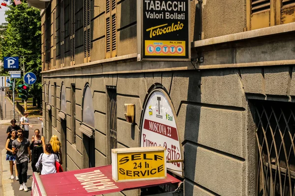 Milaan Italië Juni 2017 Uitzicht Vanaf Bus Van Mensen Wandelen — Stockfoto