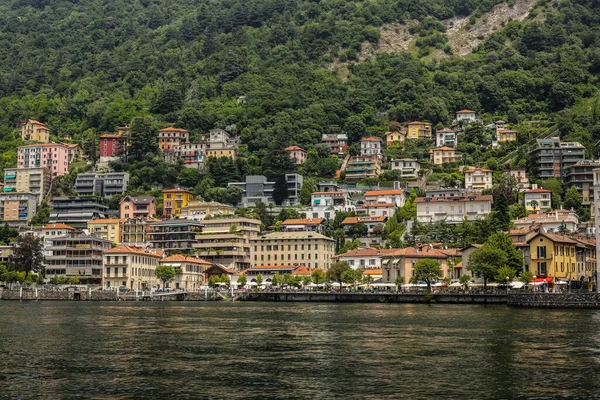 Como Itálie Června 2017 Pohled Tradiční Barevné Domy Jezera Como — Stock fotografie