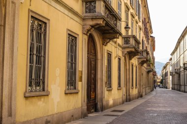 Milan, İtalya - 15 Haziran 2017: Güneşli bir günde Şehir Merkezi 'ndeki Geleneksel Renkli Binaların Görünümü