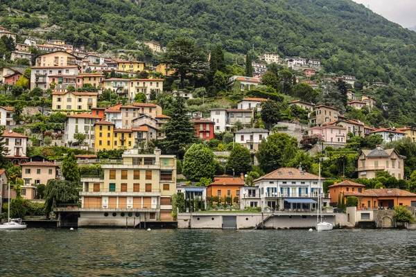 Como Itálie Června 2017 Pohled Tradiční Barevné Domy Jezera Como — Stock fotografie