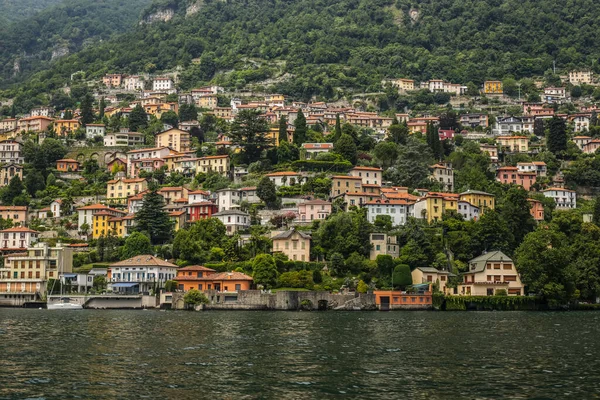 Como Itálie Června 2017 Pohled Tradiční Barevné Domy Jezeře Como — Stock fotografie