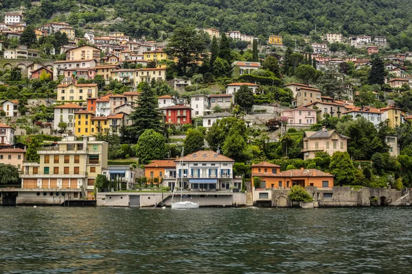 Como Itálie Června 2017 Pohled Tradiční Barevné Domy Jezeře Como — Stock fotografie