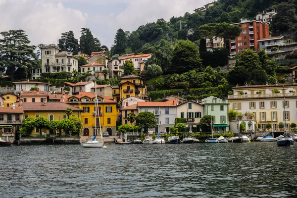 Como Itálie Června 2017 Pohled Tradiční Barevné Budovy Vily Jezera — Stock fotografie