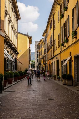 Como, İtalya - 15 Haziran 2017: Güneşli bir günde Como Şehir Merkezi 'nde Yürüyen İnsanlar