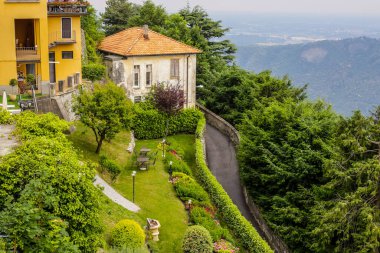 Como, İtalya - 14 Haziran 2017: Güneşli bir günde Como Gölü üzerindeki Eski Geleneksel Ev
