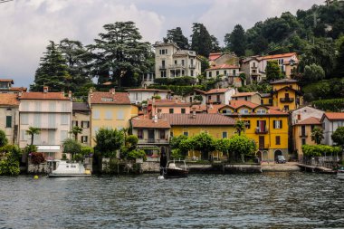 Como, İtalya - 15 Haziran 2017: Como Gölü 'ndeki Geleneksel Renkli Evlere Bakış