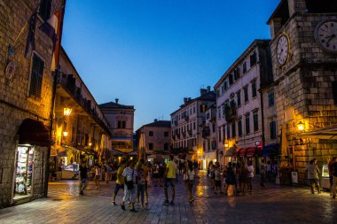 Kotor, Karadağ - 21 Temmuz 2017: Kotor 'da Gece Yürüyen İnsanlar