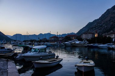 Kotor, Karadağ - 21 Temmuz 2017: Bir Yaz Günü Kotor Körfezi manzarası