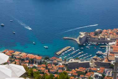 Güneşli bir günde Dubrovnik Eski Kent, Liman ve Adriyatik Denizi 'nin Hava Görüntüsü