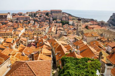 Arka planda Adriyatik Denizi bulunan Geleneksel Renkli Çatılar ve Fransisken Kilisesi ve Manastır Çan Kulesi