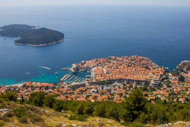 Güneşli bir günde Dubrovnik ve Lokrum Adası Panoramik Manzarası