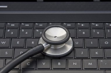 Dizüstü bilgisayarınızın klavye üzerinde stetoskop