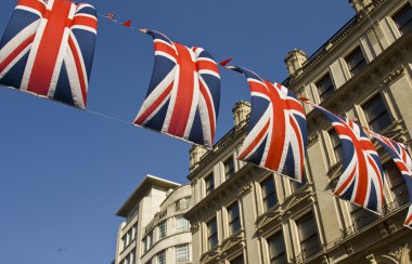 bayrakları ile dekore edilmiş sokak