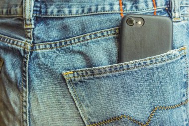 Kot pantolonun arka cebindeki akıllı telefon kapat.