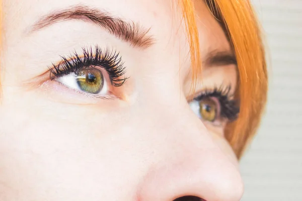 Hermoso ojo femenino con pestañas largas de cerca —  Fotos de Stock