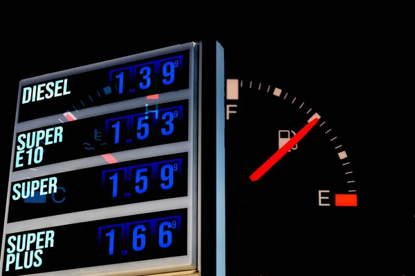 ガソリンスタンドでの価格と車の燃料計 — ストック写真
