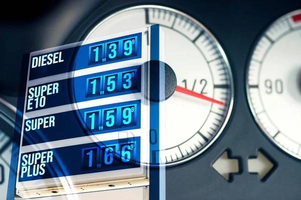 ガソリンスタンドでの価格と車の燃料計 — ストック写真