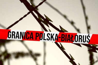 Polonya sınırında dikenli tel ve not