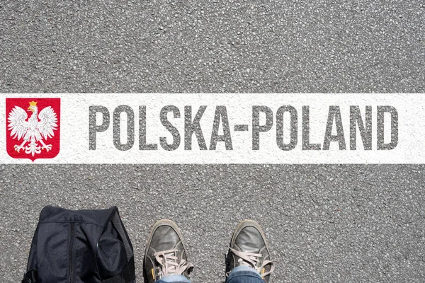 Przed Polską Stoi Osoba Walizką — Zdjęcie stockowe