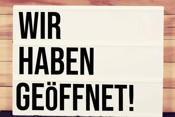 Wir Haben Öffentliche Deutschsprachige Inschrift Auf Holzgrund — Stockfoto