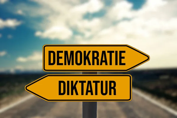Skyltar Pekar Demokrati Och Diktatur — Stockfoto