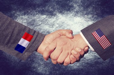 İşbirliğinin bir sembolü olarak ABD ve Fransa arasında bir tokalaşma