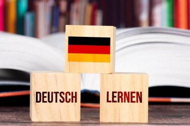 Bir kitap, Almanya bayrağı ve Almanca öğrenme