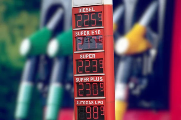 ドイツのガソリンスタンドと高い燃料価格 — ストック写真