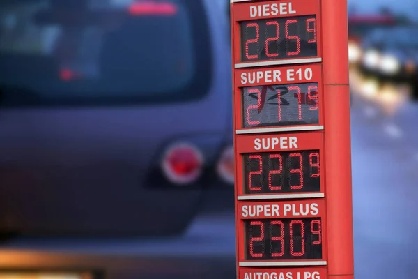 ドイツの車 ガソリンスタンド 高燃料価格 — ストック写真