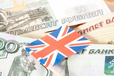 Büyük Britanya bayrağı ve ruble banknotlar
