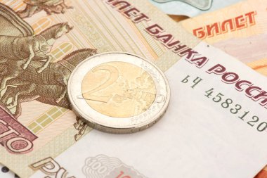 Ruble banknotlar ve bir avro para.