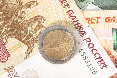 Ruble banknotlar ve bir avro para.