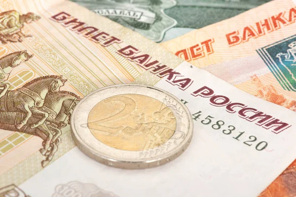 Ruble banknotlar ve bir avro para.