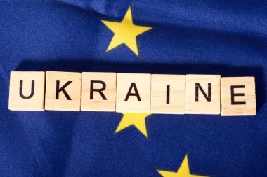 Avrupa Birliği bayrağında tahta bloklar bulunan Ukrayna yazıtları, Ukrayna konseptinde savaşı durdurdu