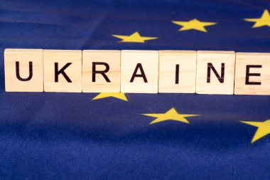 Avrupa Birliği bayrağında tahta bloklar bulunan Ukrayna yazıtları, Ukrayna konseptinde savaşı durdurdu