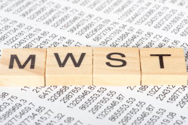 Tahta küplere yazılmış bir kelime, arka plan için finansal belge