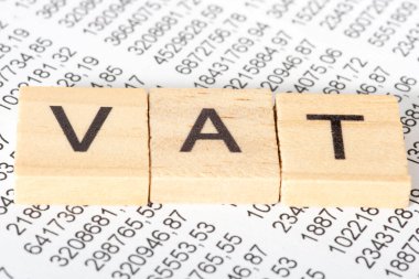 Tahta küplere ve arka plan için finansal belgeye yazılmıştı.