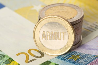 Yoksulluk yazıtlı Avro bozukluklarının yakın plan çekimi