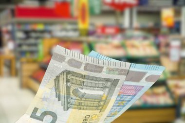 Euro banknotları ve bir süpermarket
