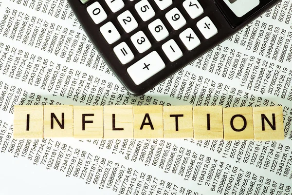 Arkaplan Için Enflasyon Kelimesi Ahşap Küplere Mali Belgeye Hesap Makinesine — Stok fotoğraf