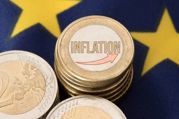 Primo Piano Delle Monete Euro Accatastate Con Iscrizione Sull Inflazione — Foto Stock
